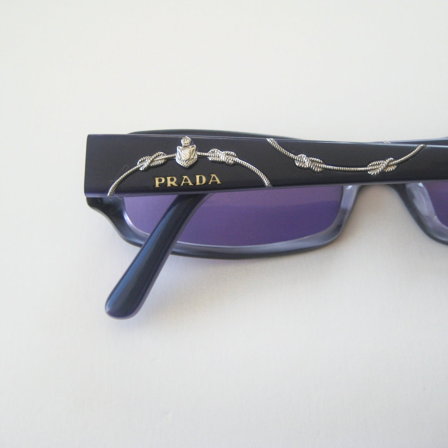 Prada VPR 15L Y2K archive
Made in Italy | Model: VPR 15L