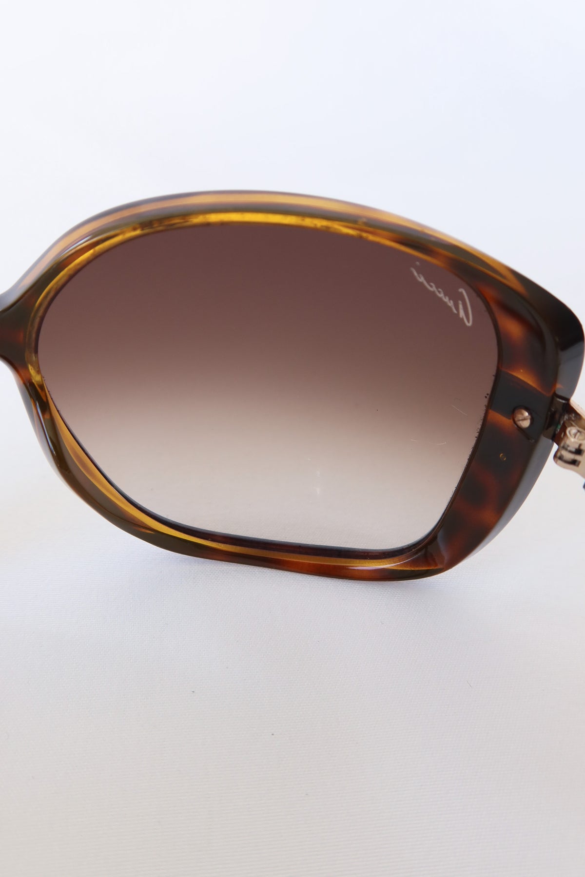 Gucci Tortoise Web Sunglasses · Case