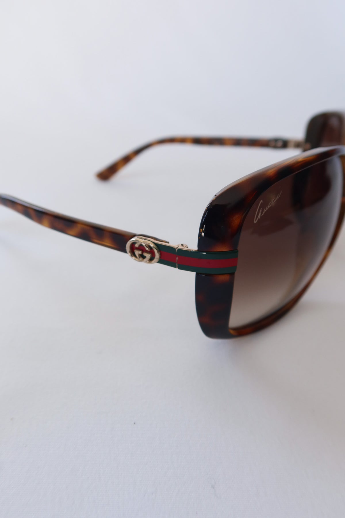Gucci Tortoise Web Sunglasses · Case