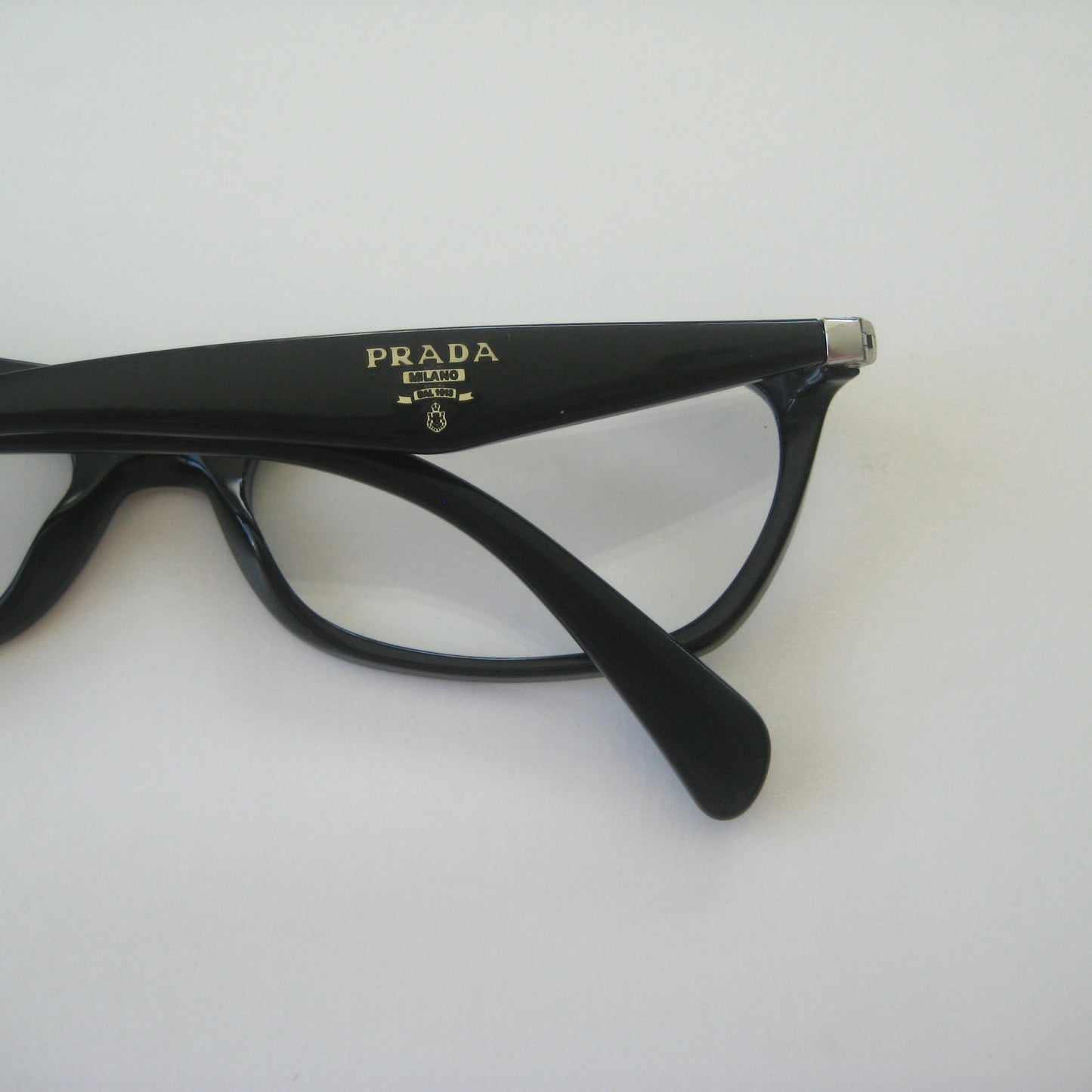 Prada VPR 15P Prada power in black
Made in Italy | Size: 53&16 135
