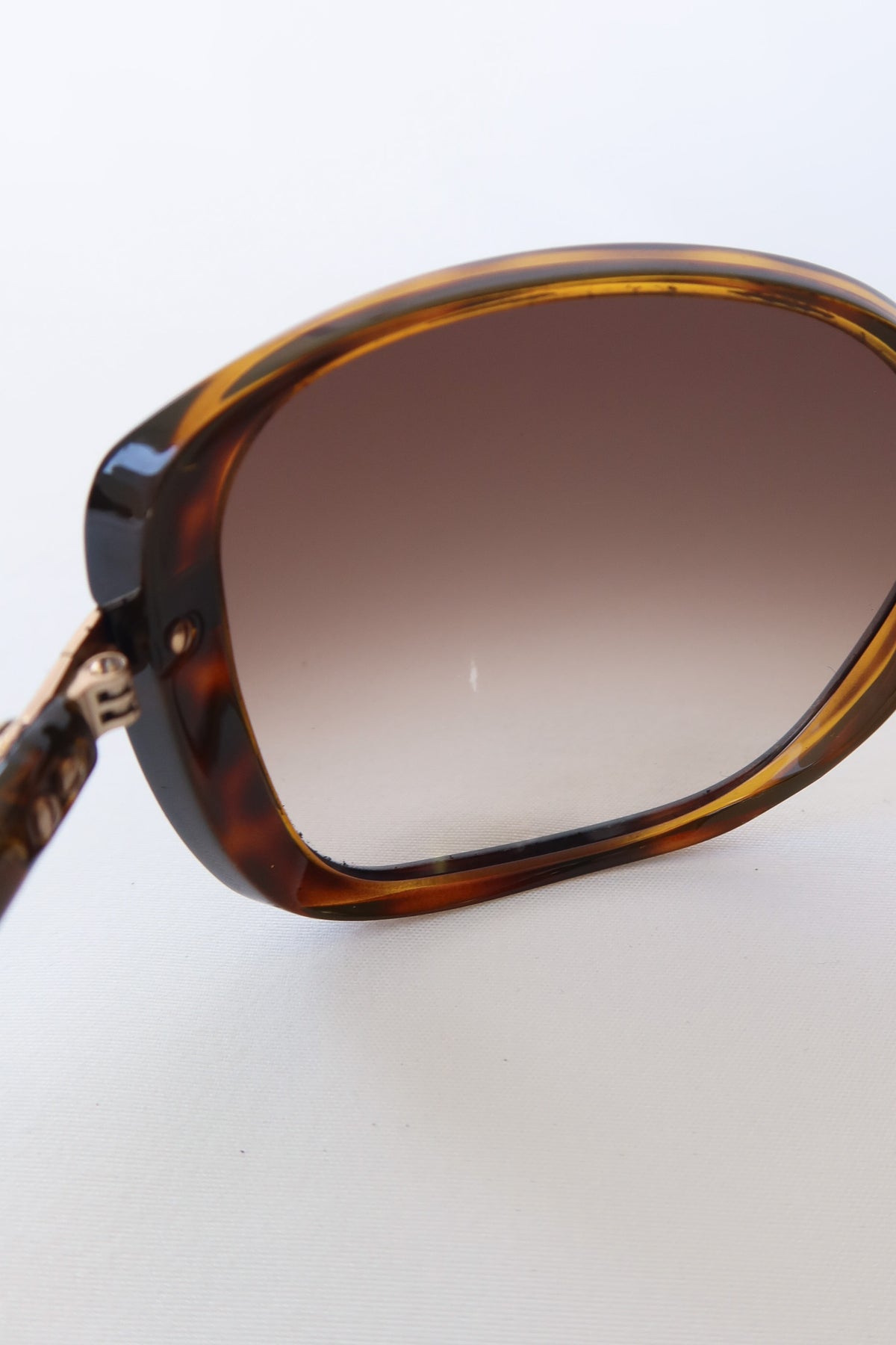 Gucci Tortoise Web Sunglasses · Case