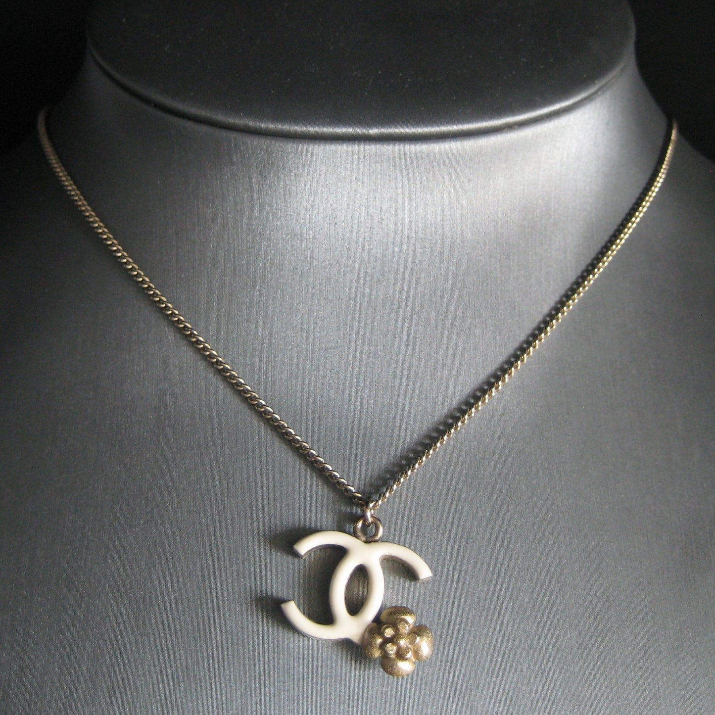 Chanel Enamel CC Camellia necklace in ivory and gold-tone metal
