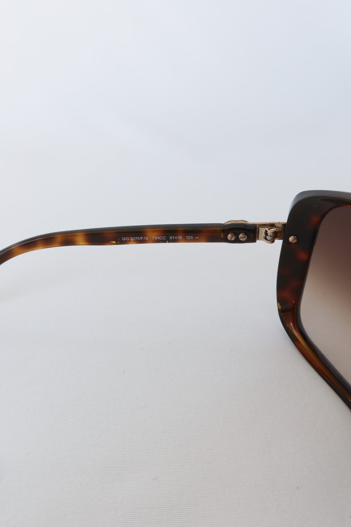 Gucci Tortoise Web Sunglasses · Case