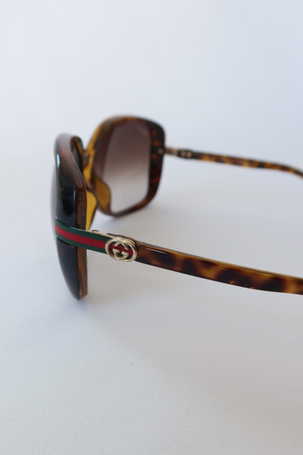 Gucci Tortoise Web Sunglasses · Case